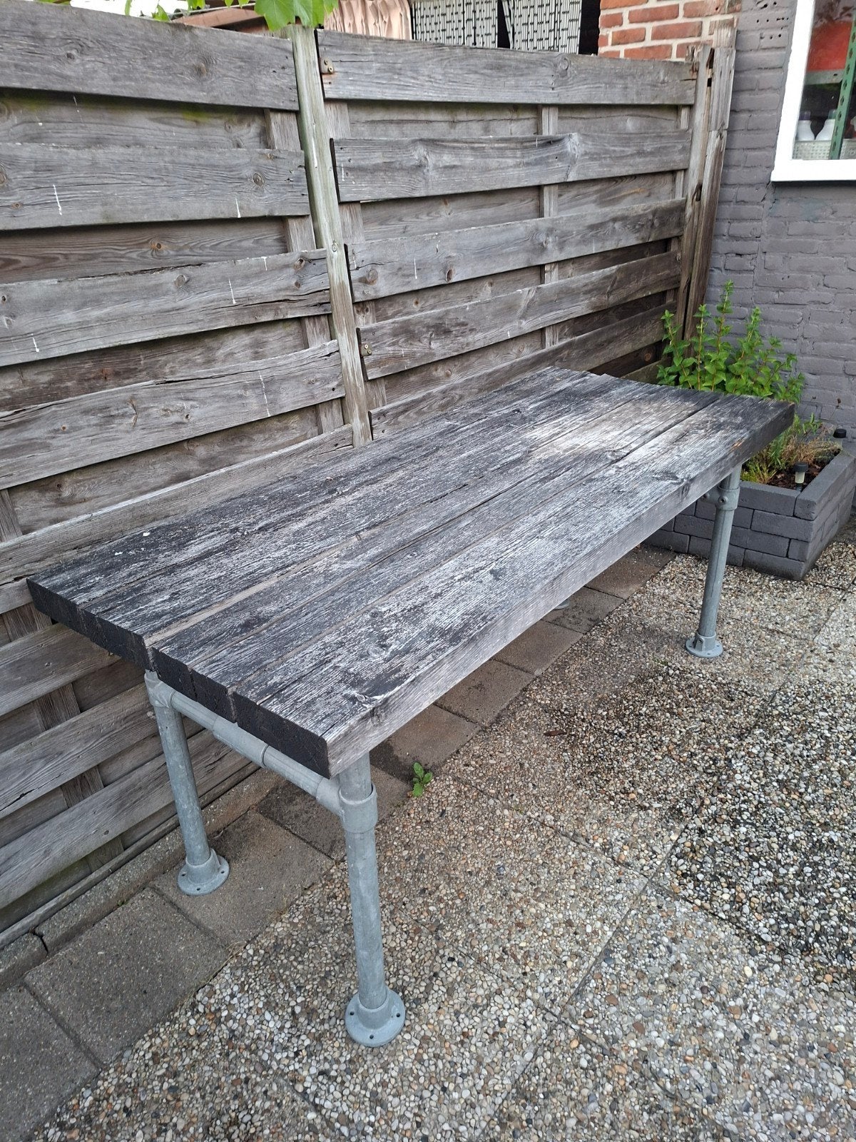 Robuuste houten tafel met metalen steiger onderstel, Ophalen, Gebruikt, Rechthoekig, Hout