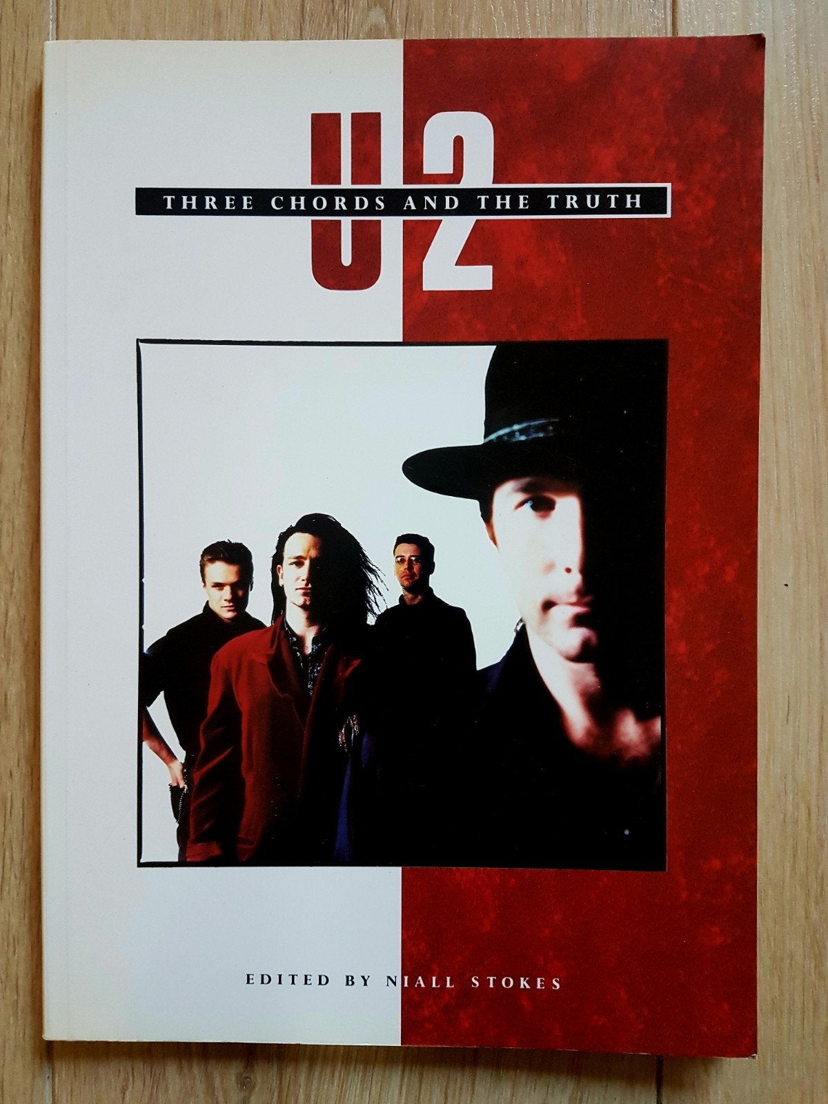 U2 Three chords and the truth boek rock pop Bono Edge, Ophalen of Verzenden, Gelezen, Artiest