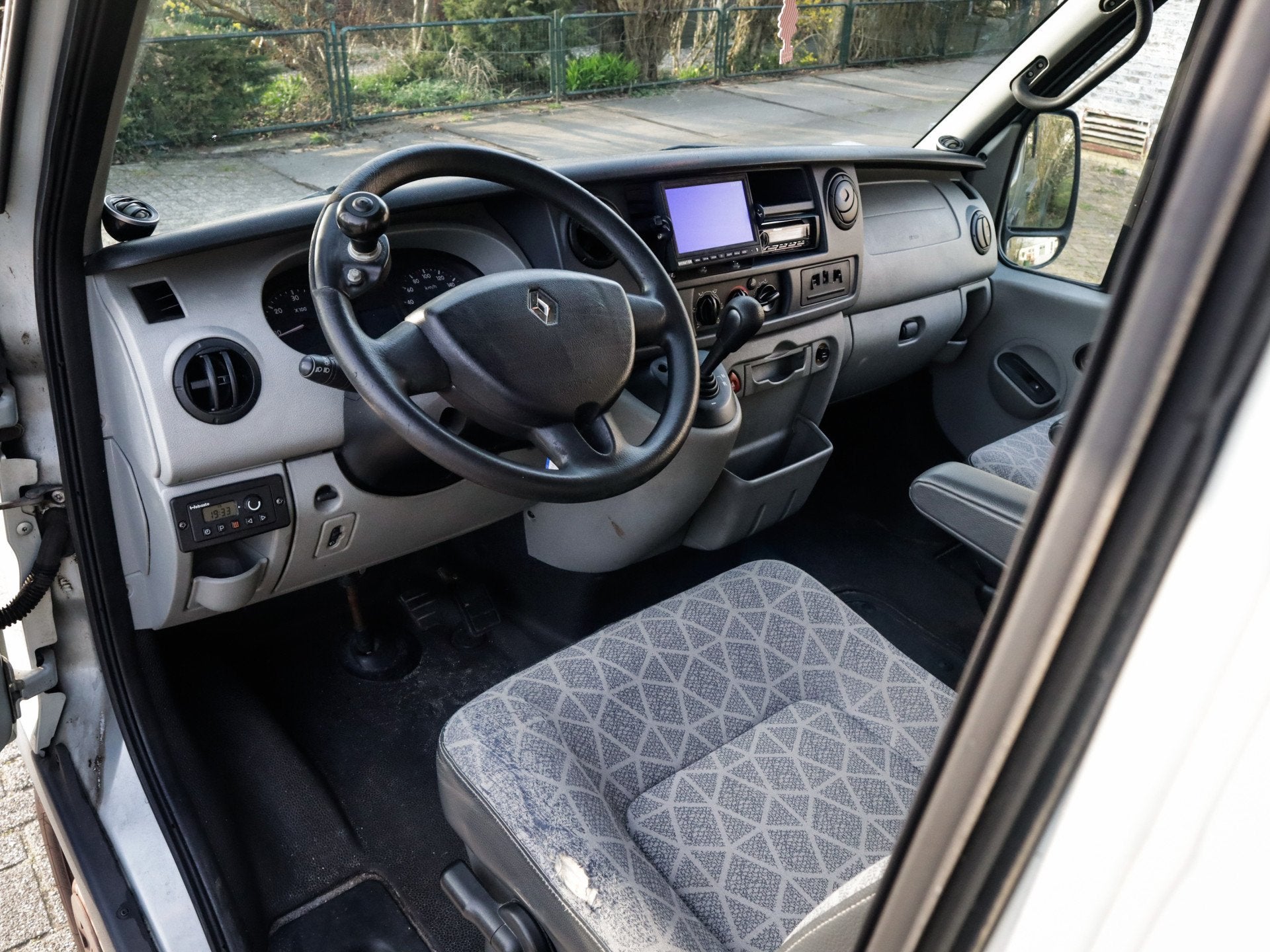 Renault Master T28 2.5 dCi L1H1 AUTOMAAT // Mag de ZE-Zone i, Auto's, Bestelauto's, 12 maanden, Gebruikt, Zwart, 4 cilinders