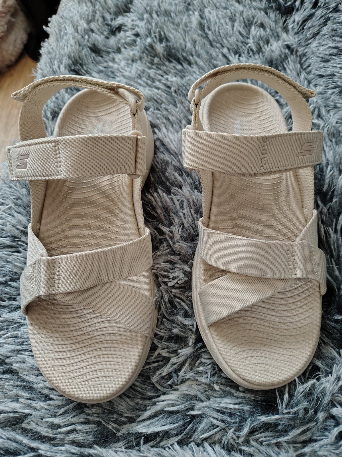 Nieuwe Skechers Go Walk Arch Fit Sandalen Beige Verstelbaar, Skechers, Beige, Nieuw, Sandalen of Muiltjes