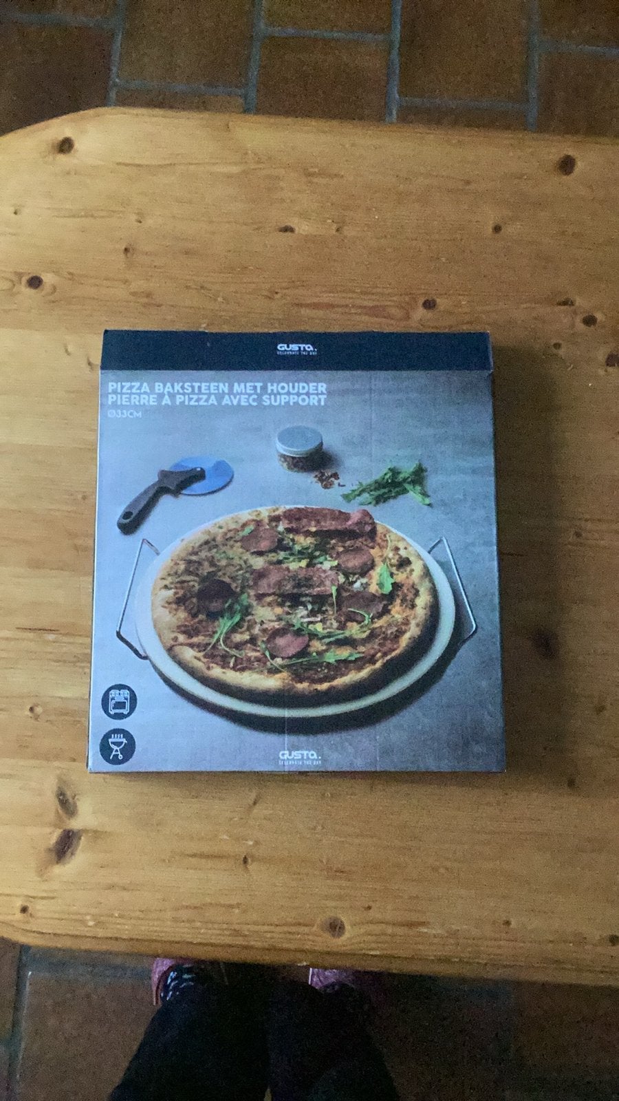 Gusto Pizzabaksteen met houder - Ø 33cm, Overige typen, Nieuw, Gusta, Ophalen of Verzenden