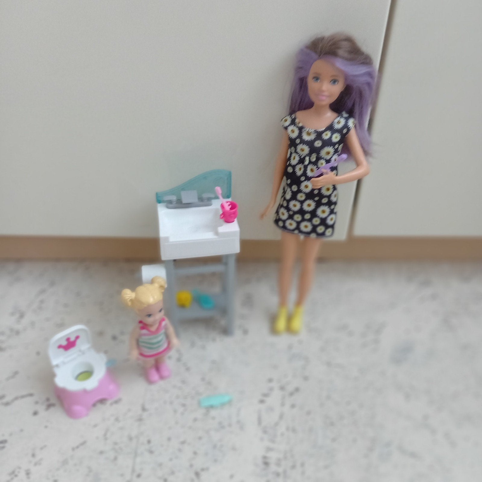 Barbie en Chelsea poppen met badkamer speelset, Ophalen of Verzenden, Gebruikt, Barbie
