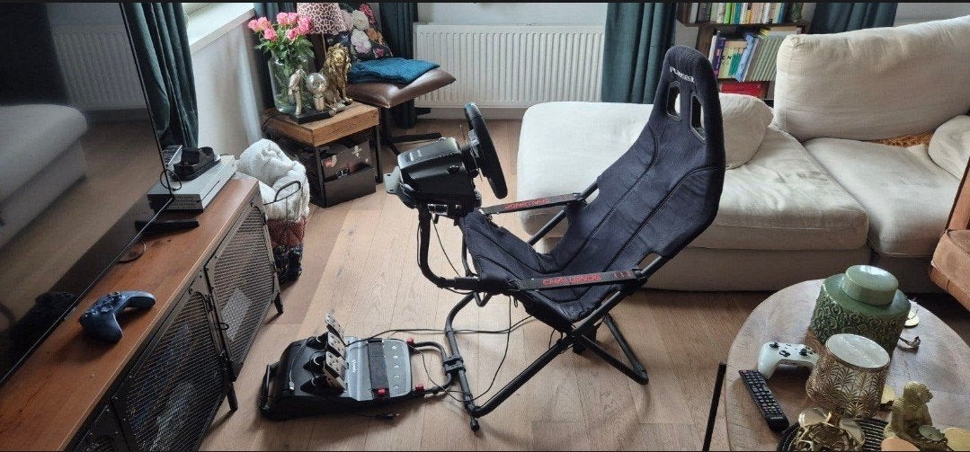 Foto 2 van Playseat Challenge met Logitech G29 racestuur en pedalen