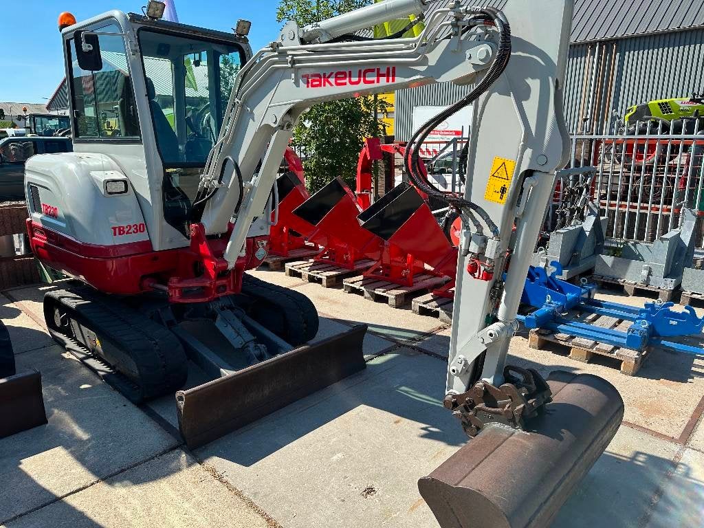 Takeuchi TB 230 (bj 2017), Graafmachine