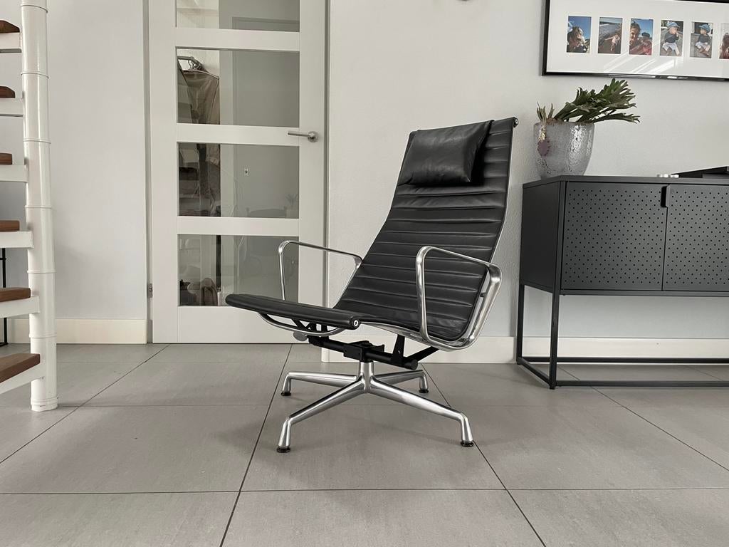 Vitra Eamea ea124 lounge chair fauteuil zwart leer, Tuin en Terras, Tuinstoelen, Zo goed als nieuw, Ophalen