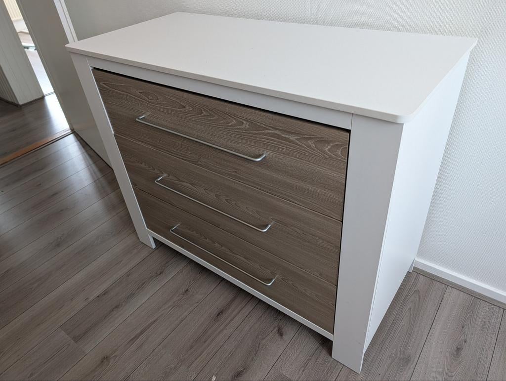 Witte peuter bedden, kast en commode met houtlook accenten, Ophalen, Gebruikt, 100 tot 150 cm, 3 of 4 laden