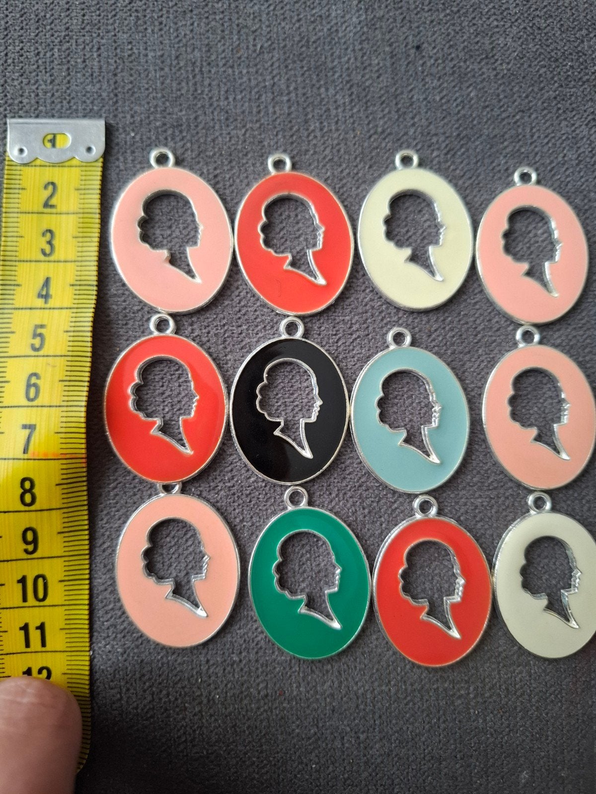 12 stuks partij hangers bedels metaal zilver rood roze, Overige materialen, -, -, Nieuw