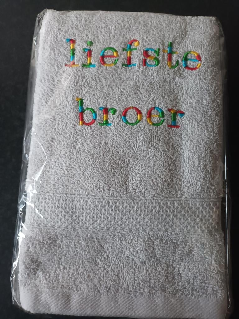Nieuw geborduurde licht grijs handdoek liefste broer regenbo, Ophalen of Verzenden, Nieuw, Grijs, Handdoek