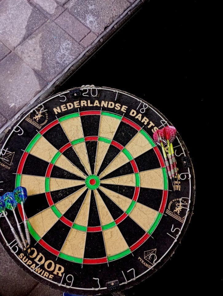 Dartbord met 6 pijlen - Zo goed als nieuw, Sport en Fitness, Ophalen, Zo goed als nieuw, Dartbord met pijlen
