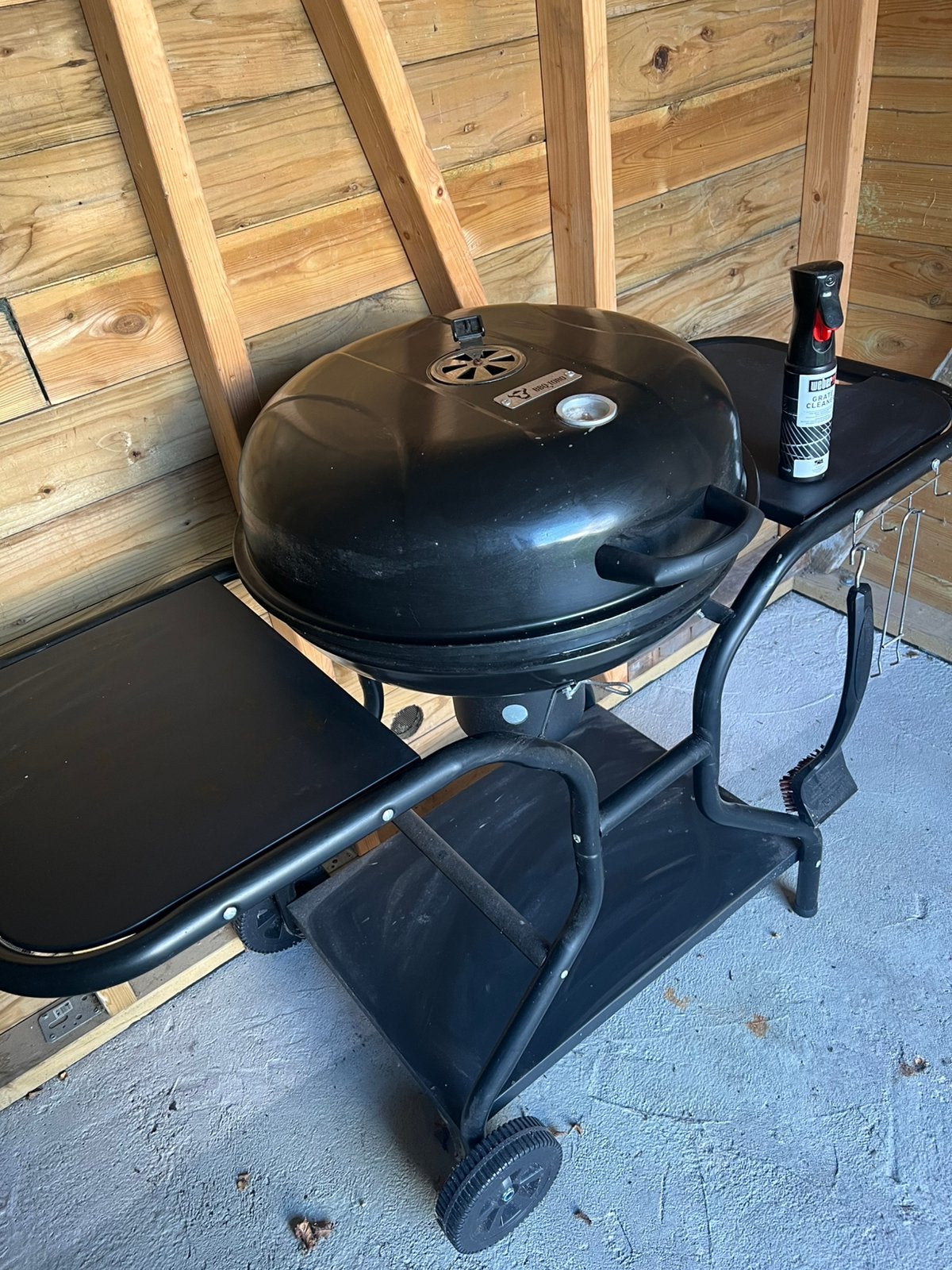 BBQ-Toro Houtskoolbarbecue met thermometer en zijtafels, Ophalen, Gebruikt