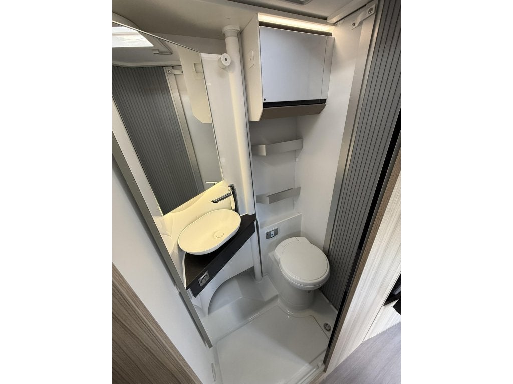 Foto 18 van Adria Compact SL - 2024 - Lengtebedden - kleine camper