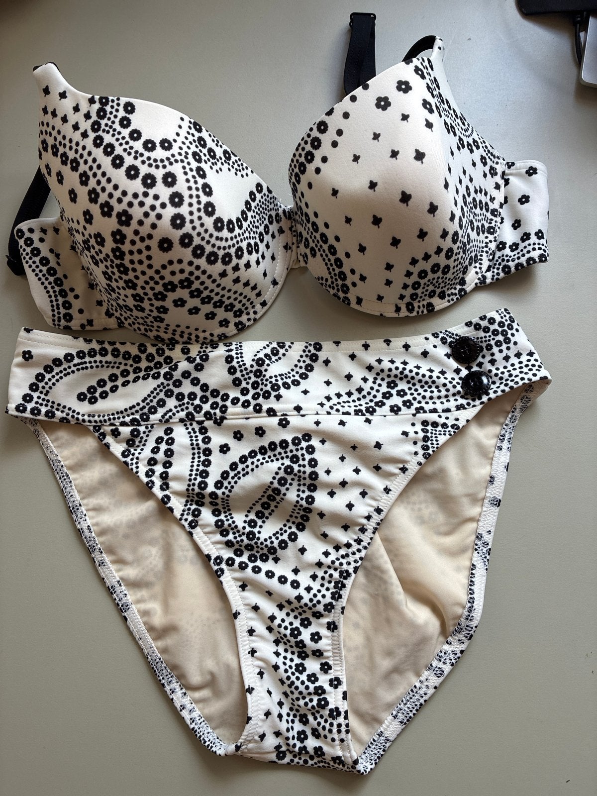 Cyell bikini 40D ecru zwart voorgevormd met beugel, Kleding | Dames, Ophalen of Verzenden, Zo goed als nieuw, Beige, Bikini