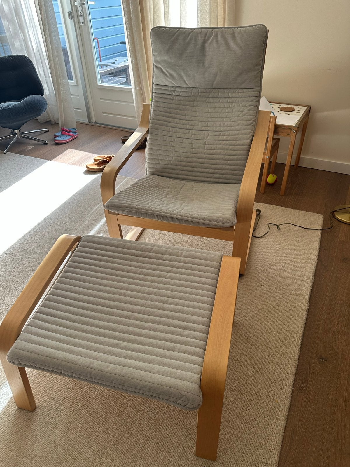 IKEA Poäng Fauteuil met Voetenbank – Grijs, Licht Hout, Ophalen, Gebruikt, 75 tot 100 cm, 50 tot 75 cm