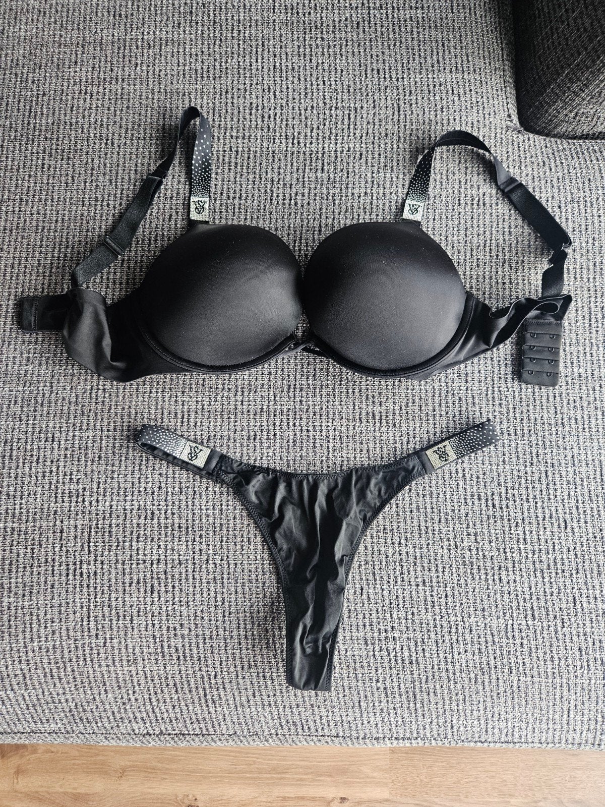 Victoria's Secret zwarte lingerie set - bh 36C + string M, Ophalen of Verzenden
