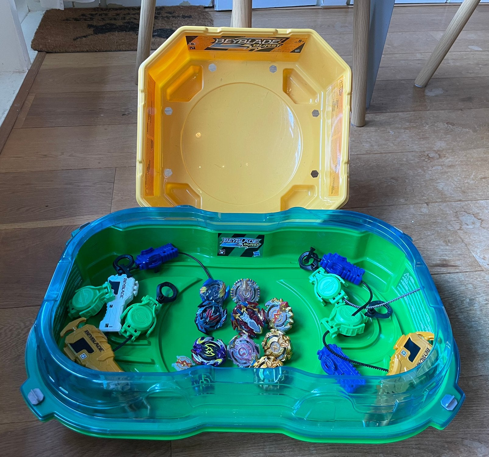 XL beyblade burst set: 2 arena’s en veel tollen en launchers, Ophalen of Verzenden, Zo goed als nieuw, Jongen of Meisje