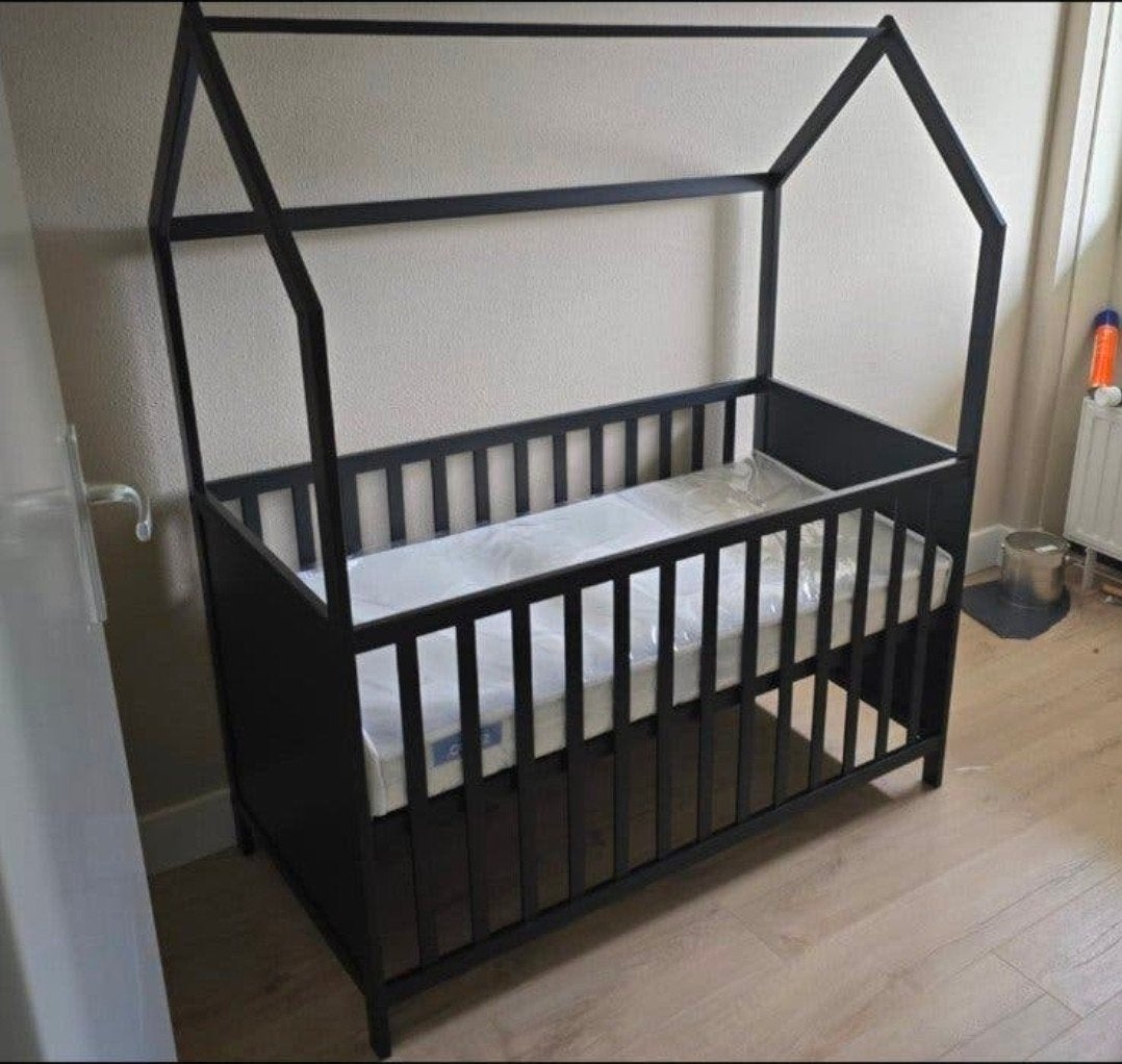 NIEUW! Cabino Babybed / Ledikant Huisje Zwart 60x120, Ophalen, Nieuw, Ledikant