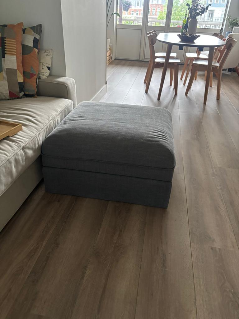 IKEA VALLENTUNA - Grijze poef of hocker met opbergruimte, Huis en Inrichting, Banken | Voetenbanken en Poefen, Ophalen, 75 tot 100 cm