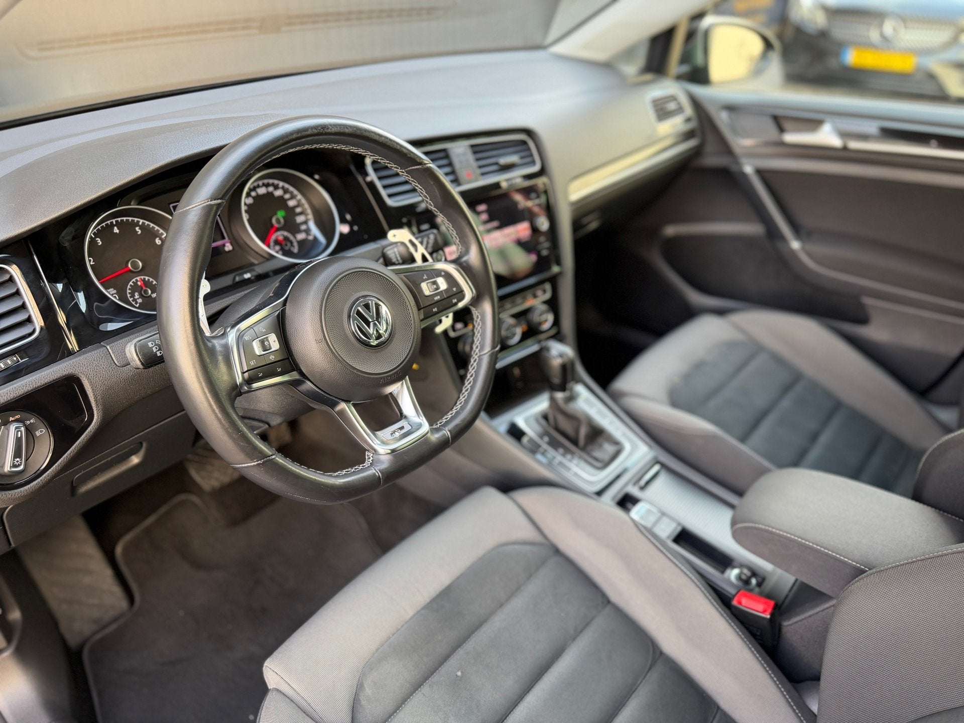 Volkswagen Golf 1.5 TSI Highline Business R Carplay Maxton A, Stof, 4 cilinders, 150 pk, Zwart