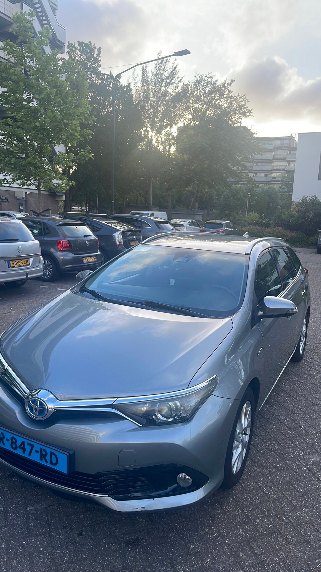 Toyota Auris 1.8 Hybrid Touring Sports CVT 2018 Grijs, Auto's, Toyota, 4 cilinders, Stationwagon, Emergency brake assist, Volledig hybride