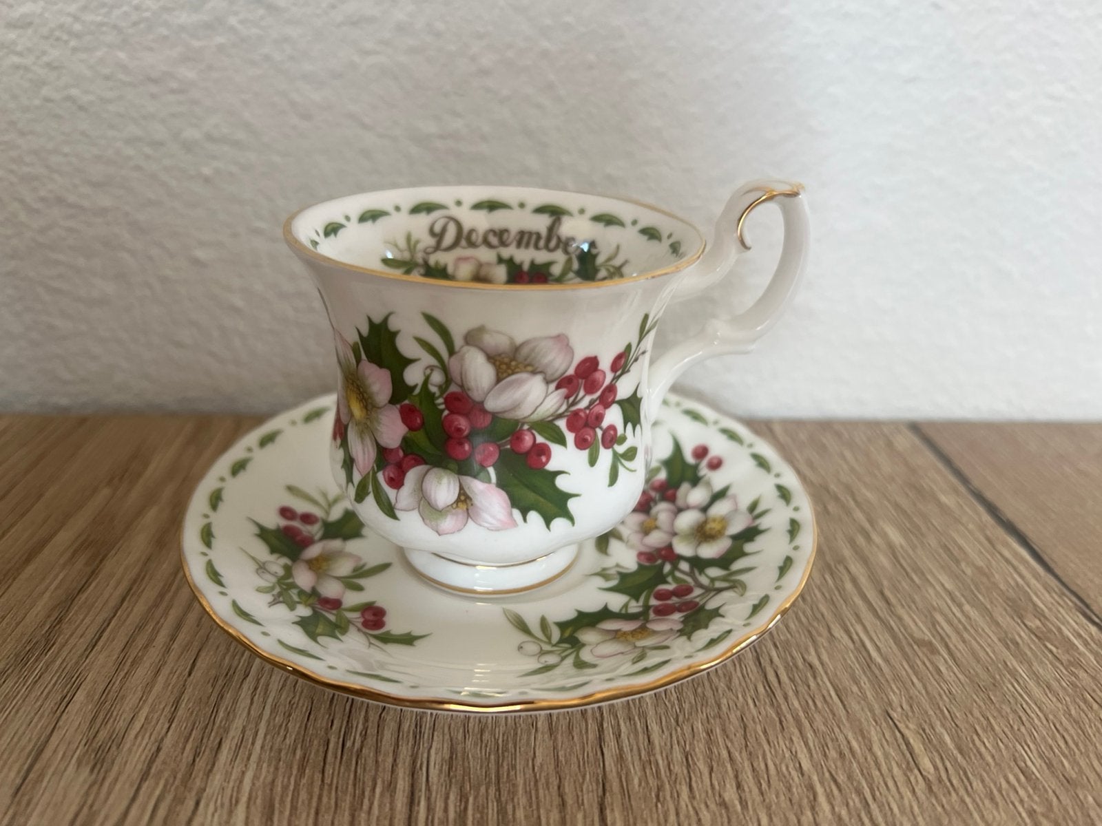 Royal Albert Flowers of the Month December kop en schotel, Antiek en Kunst, Verzenden