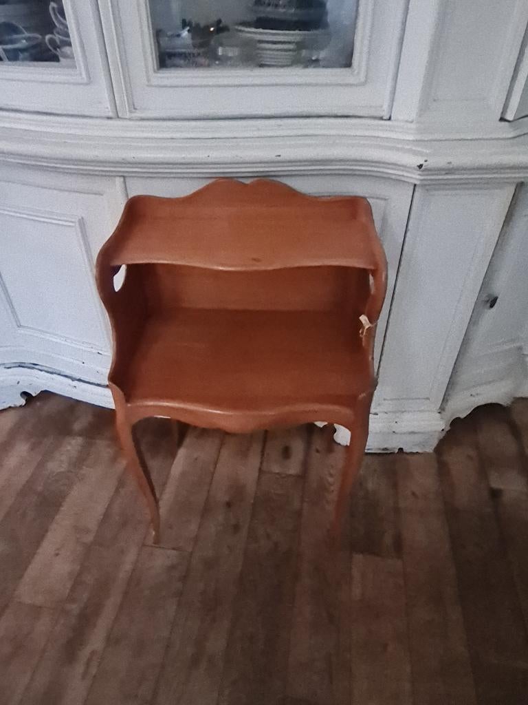 Zeer oud, rank elegant nachtkastje, Antiek en Kunst, Ophalen of Verzenden