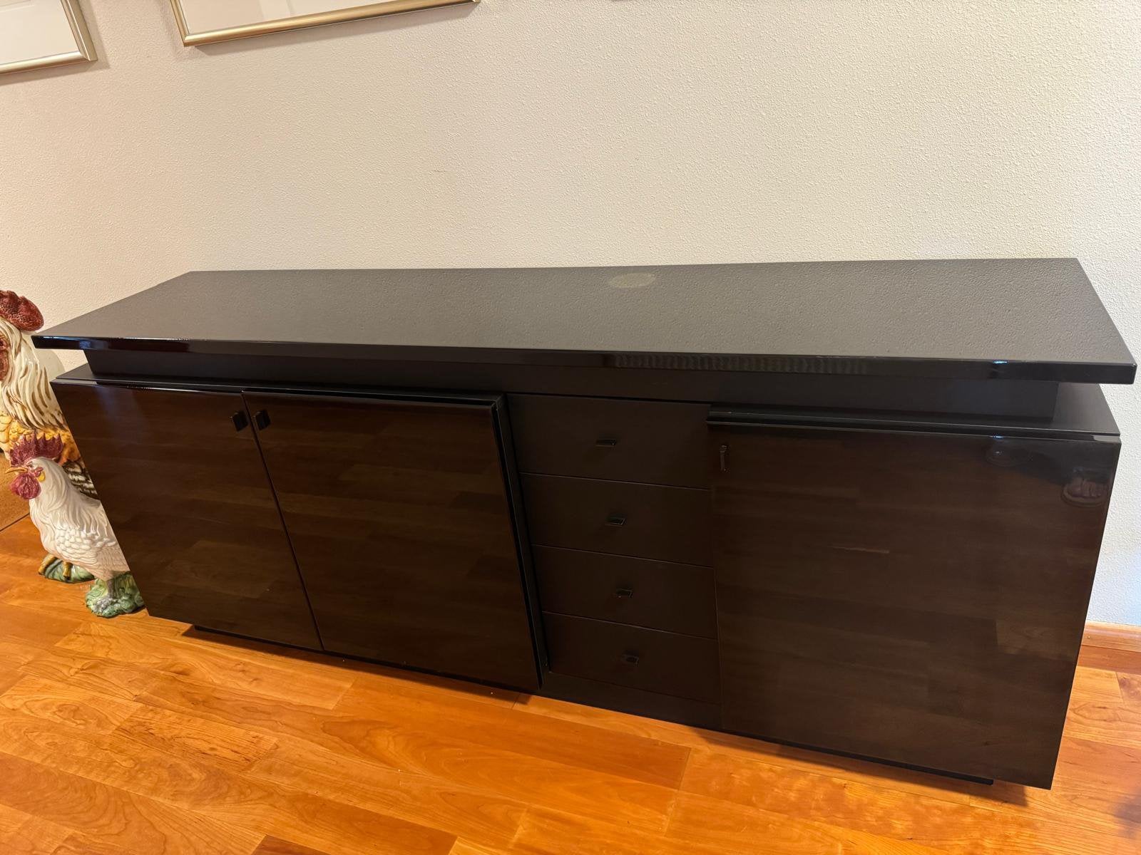 GRATIS Mooi zwart glanzend/mat dressoir. 3 kastjes /4 lades, Ophalen, Gebruikt, 25 tot 50 cm