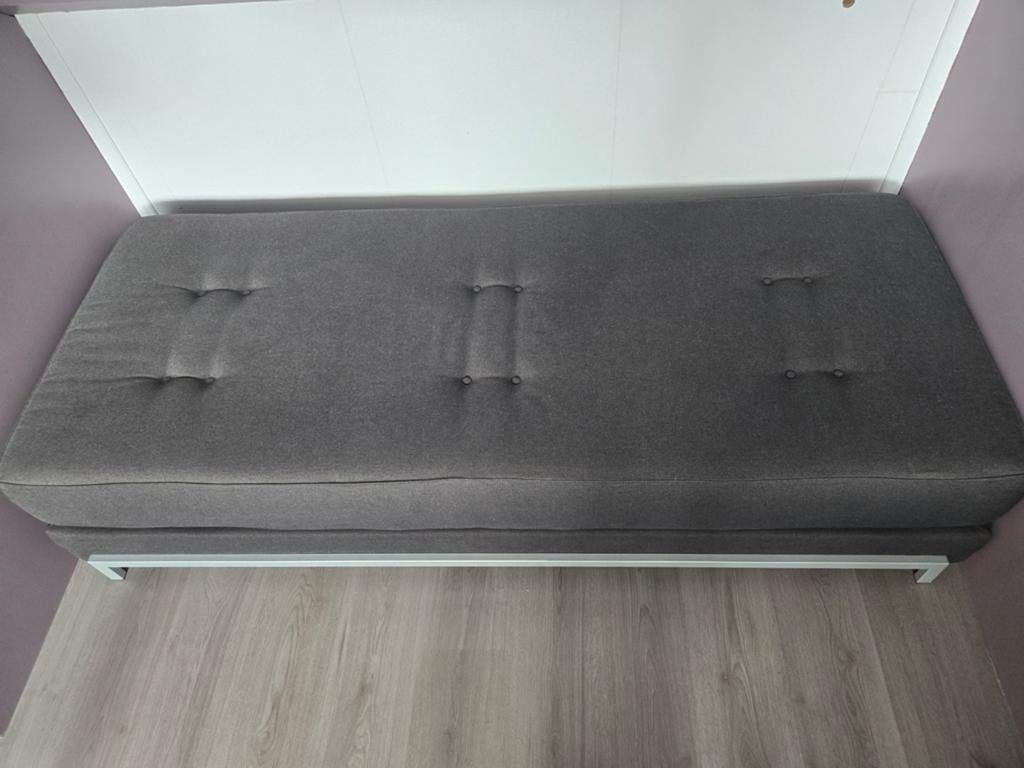 Comfortabele slaapbank - Ideaal voor kleine ruimtes, Ophalen, Tweepersoons, 140 cm, Zo goed als nieuw