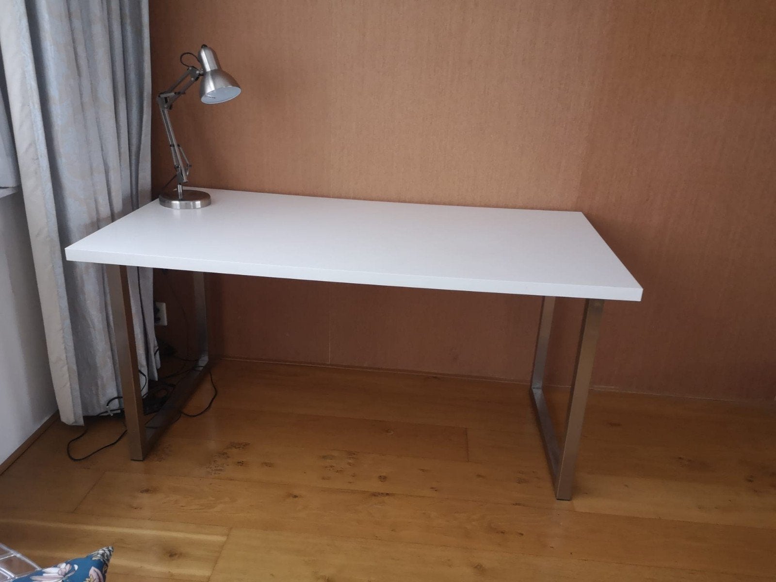 Wit bureau met metalen poten - IKEA VIKA AMON, Ophalen, 160 cm, Spaanplaat of MDF, Zo goed als nieuw