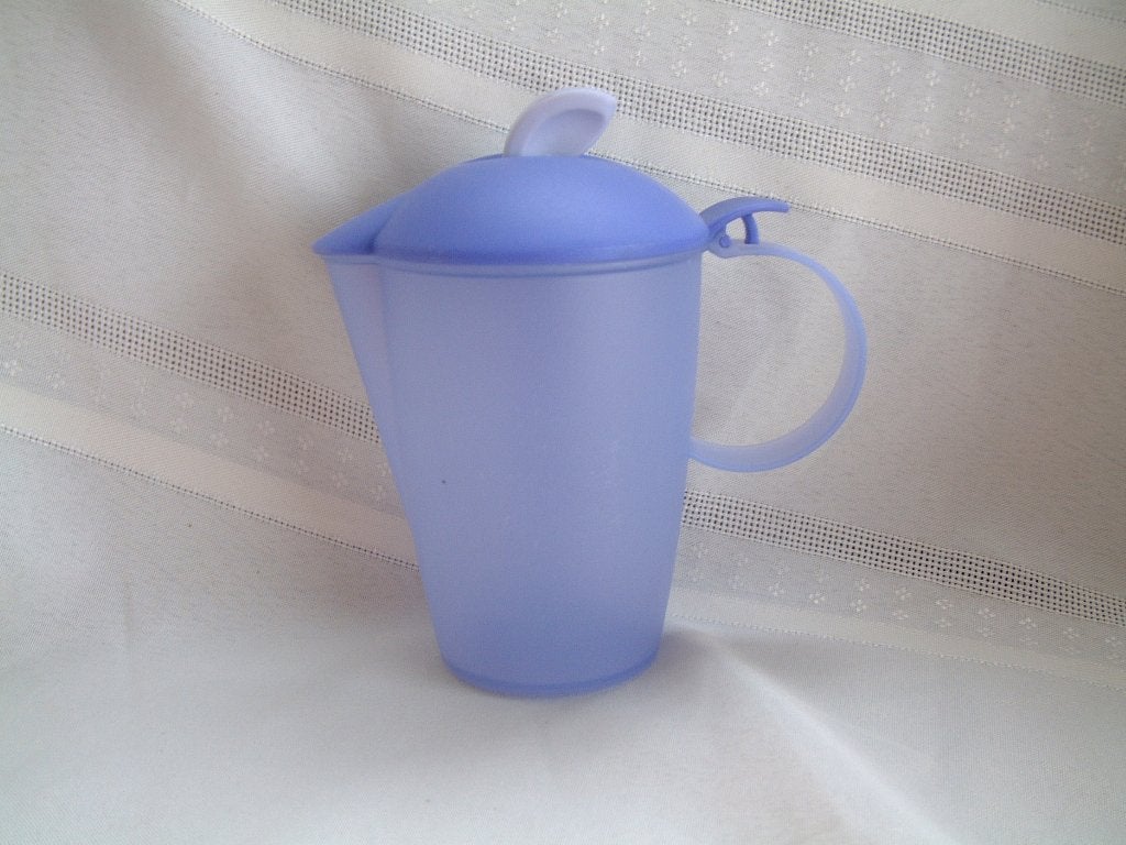 tupperware blauwe kan schenkkan 300 ML, Ophalen of Verzenden, Zo goed als nieuw, Beker of Kan