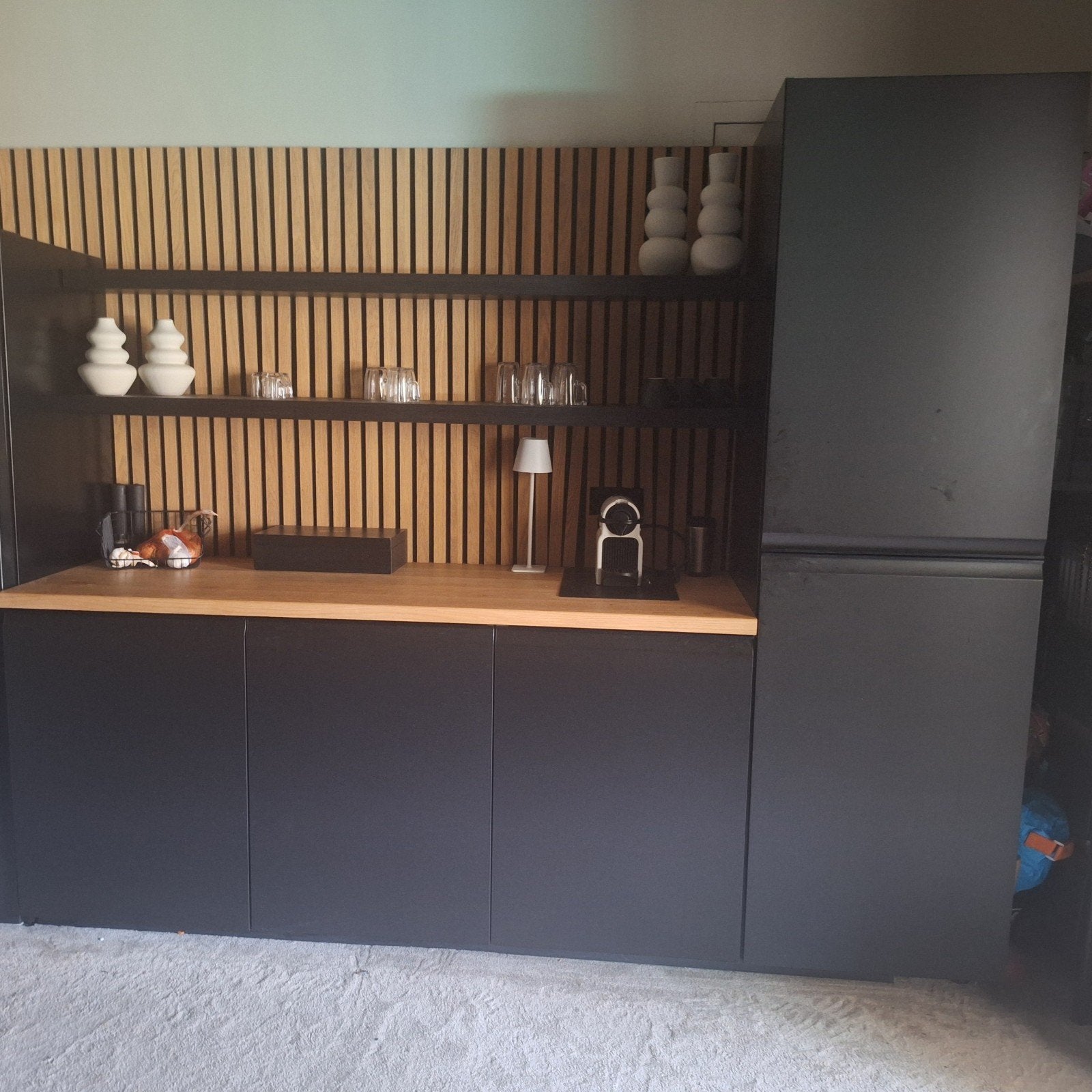 Moderne zwarte keuken met houten werkblad en open schappen, Zwart, Enkelwandige keuken, Ophalen of Verzenden, Zo goed als nieuw