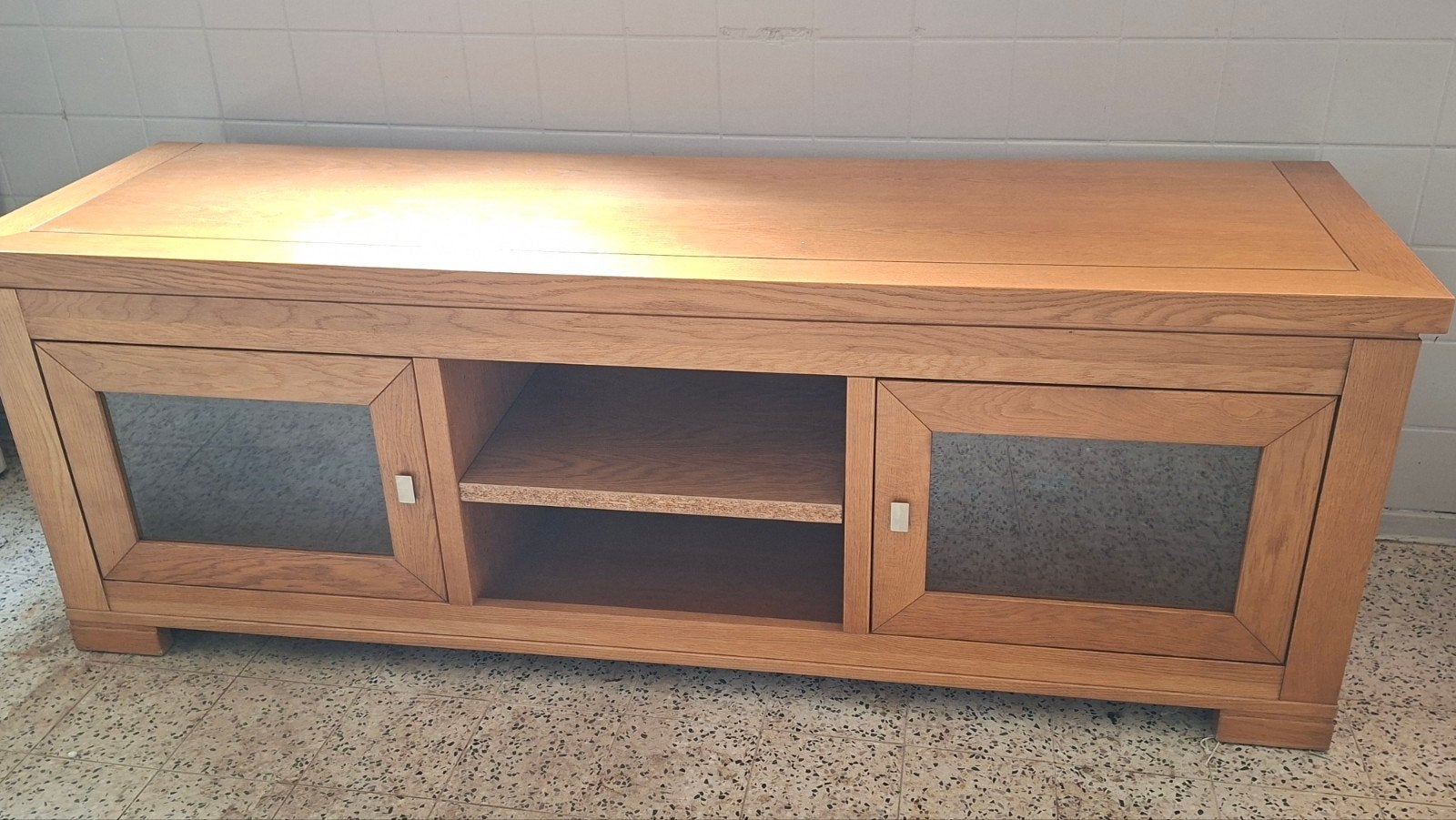 Eikenhouten TV-meubel met glazen deuren, Ophalen, Gebruikt, Eikenhout, 150 tot 200 cm