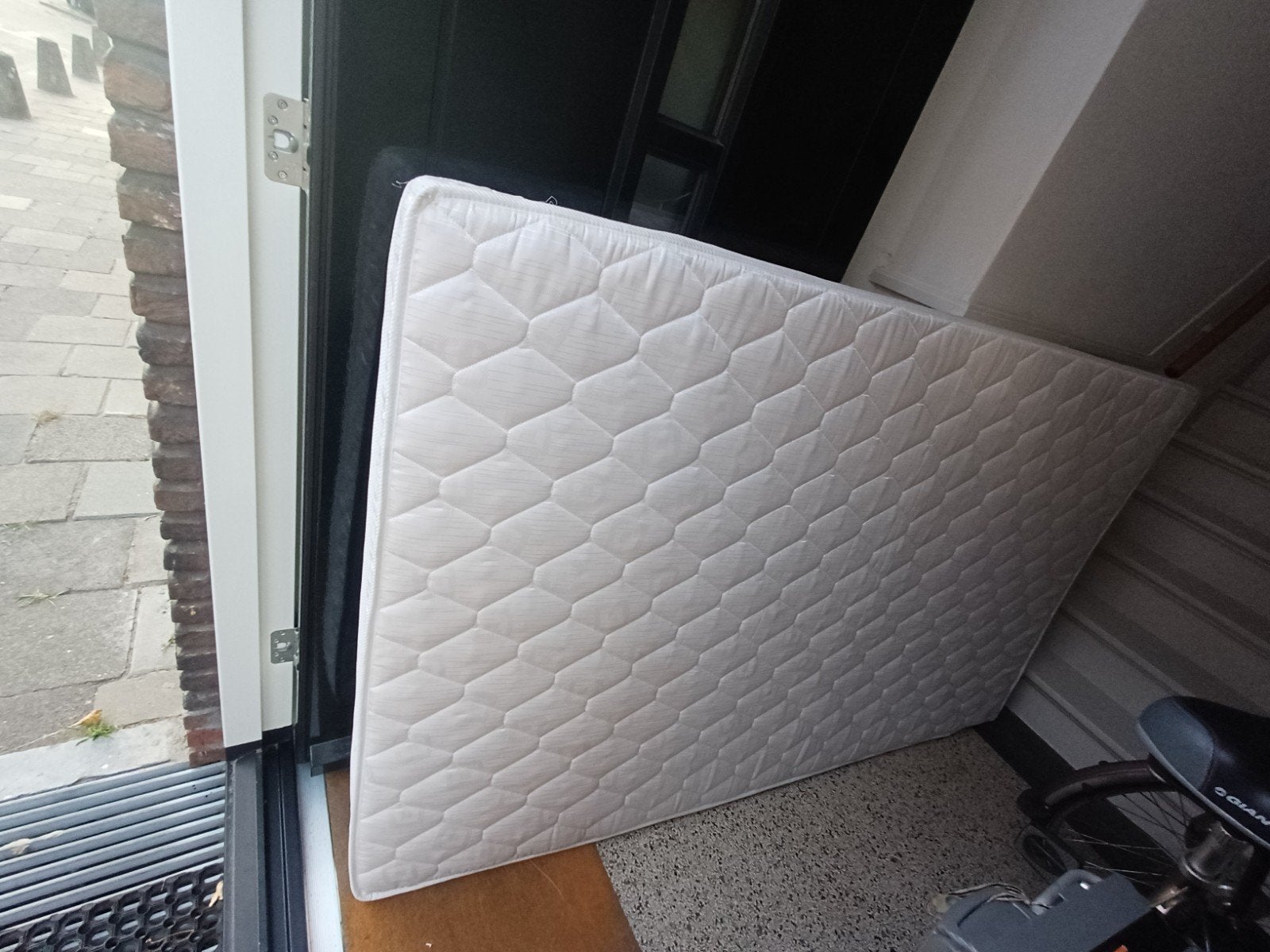 Schuimrubber matras 195x120x13 cm - Zo goed als nieuw, Ophalen, 190 cm of minder, Zo goed als nieuw, Twijfelaar
