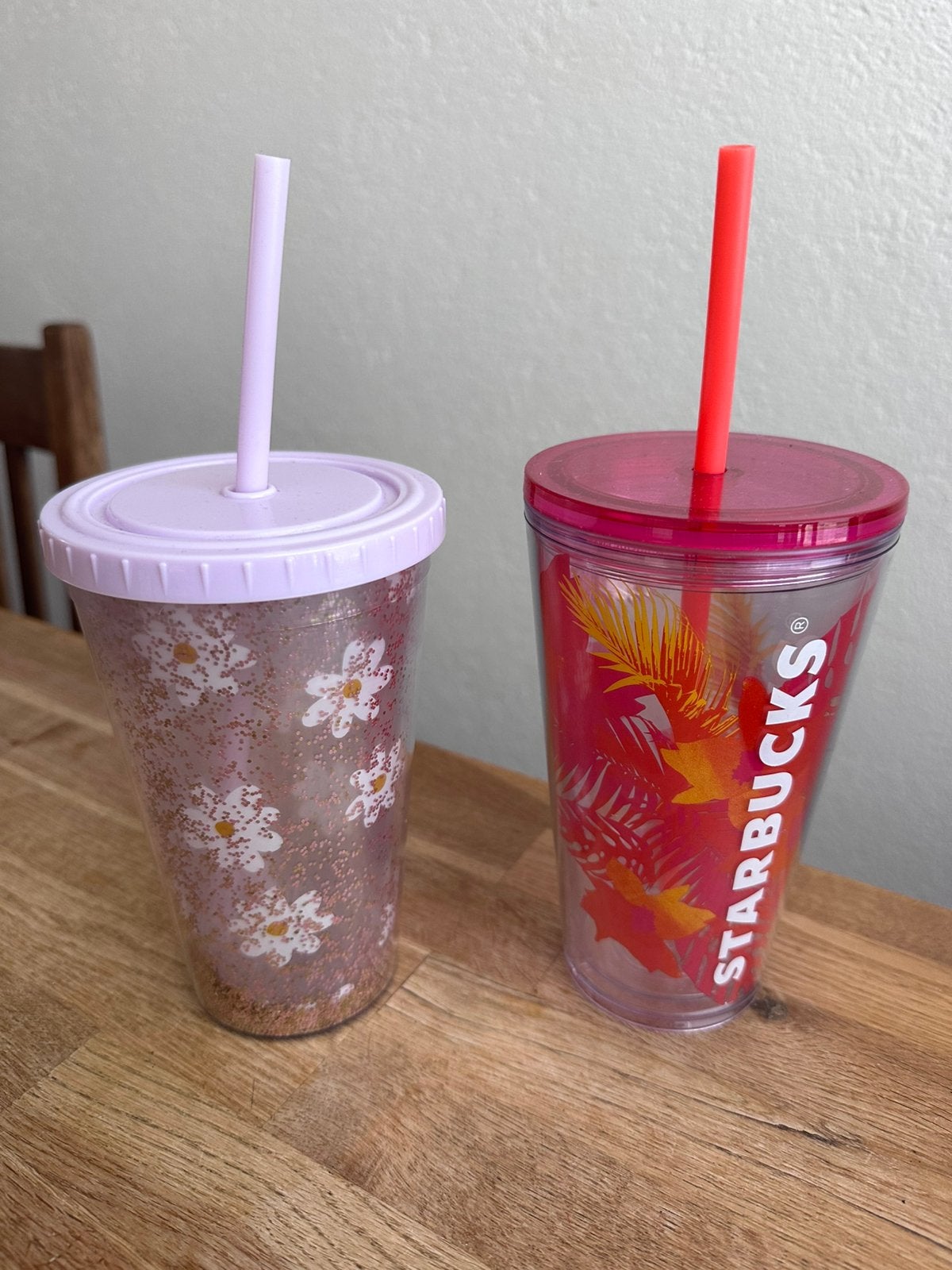 Twee grote drinkbekers, 1 Starbucks, Huis en Inrichting, Keuken | Tupperware, Ophalen, Zo goed als nieuw, Beker of Kan