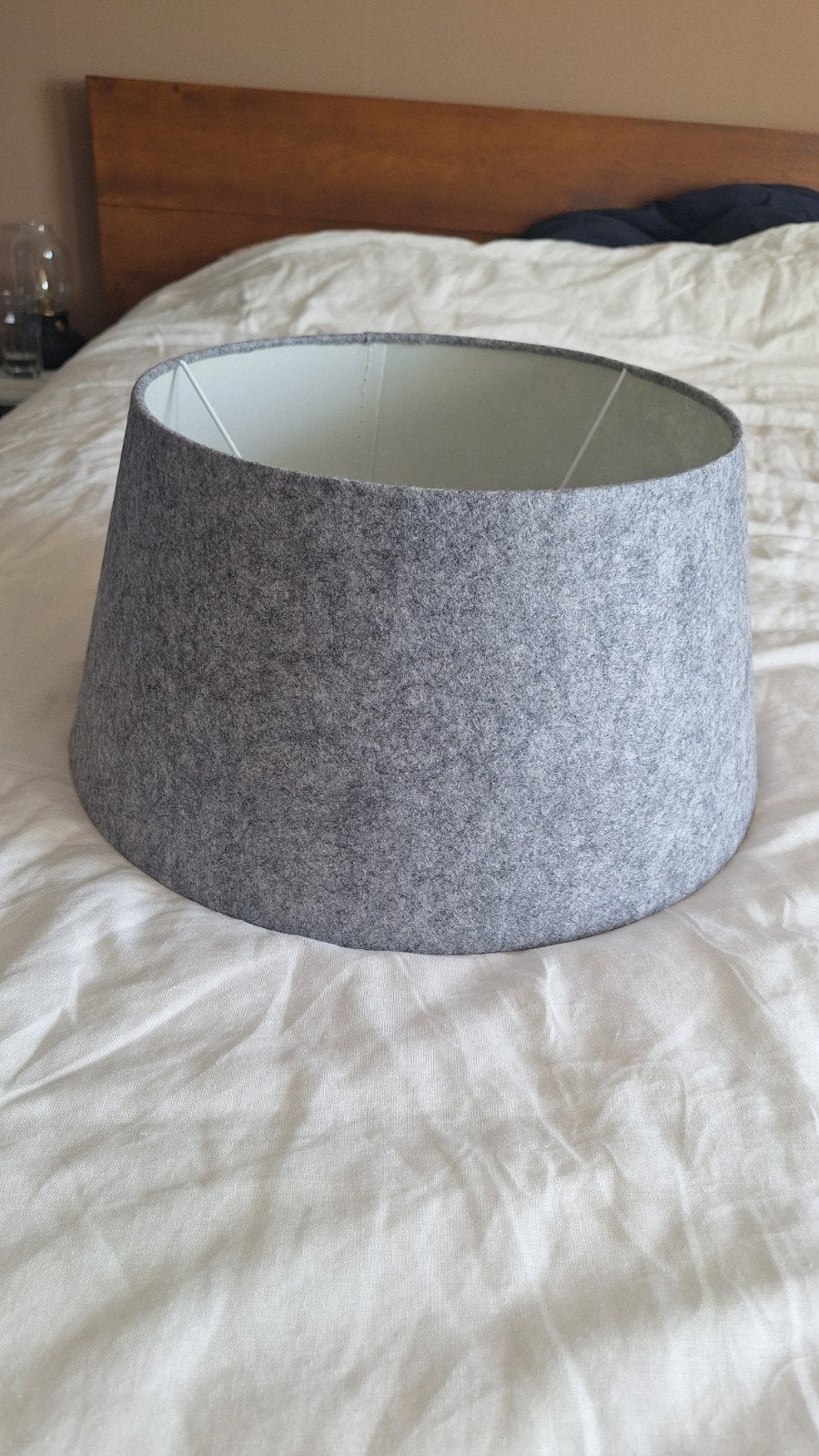 Vilt grijze lampenkap, zo goed als nieuw. 2 x, Ophalen, Rond, Zo goed als nieuw, Minder dan 25 cm