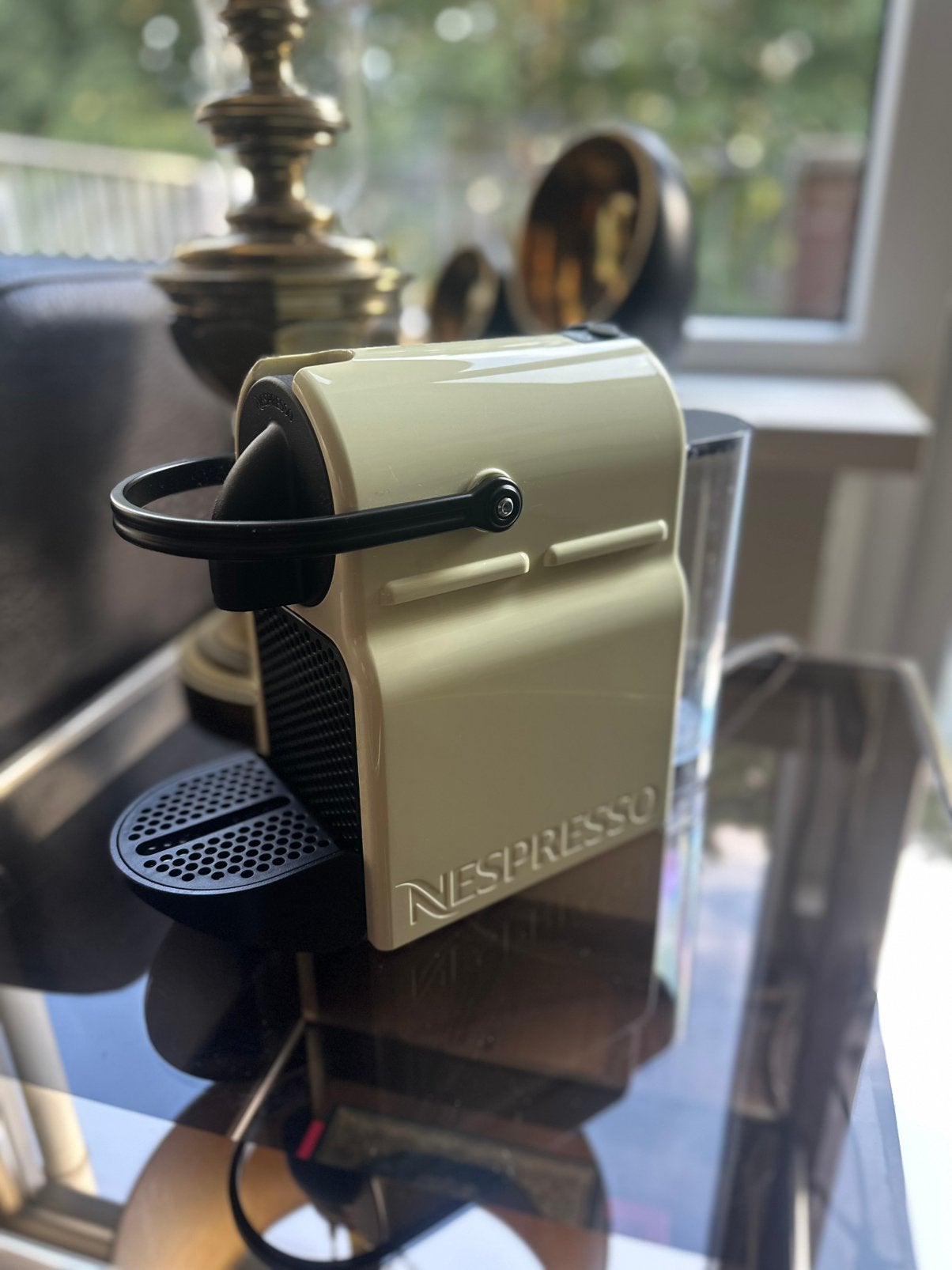 Nespresso Inissia Koffiemachine - Crème ( vaste prijs ), Koffiepads en cups, Koffiemachine, Ophalen of Verzenden, Zo goed als nieuw
