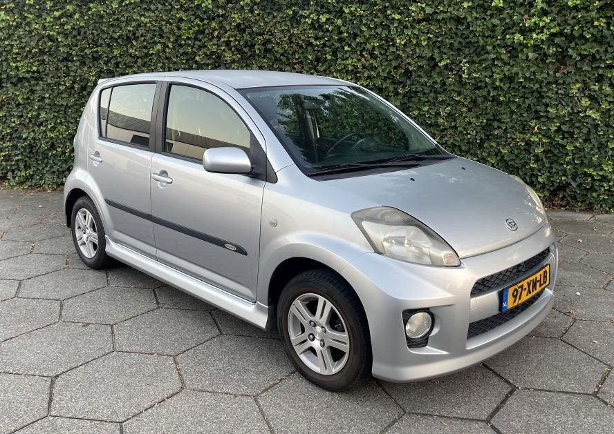Daihatsu Sirion 2 1.3-16V Sport Nieuwe APK Inruil is mogelij, Auto's, Voorwielaandrijving, Gebruikt, 31 €/maand, 4 cilinders