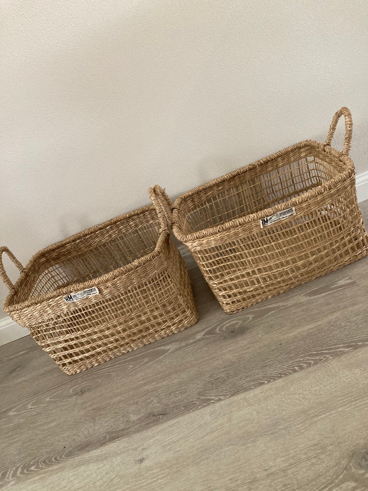 2 ‘Riviera Maison’ Rieten Manden, flexibel, Huis en Inrichting, Woonaccessoires | Schalen en Manden, Zo goed als nieuw, Rond, Riet