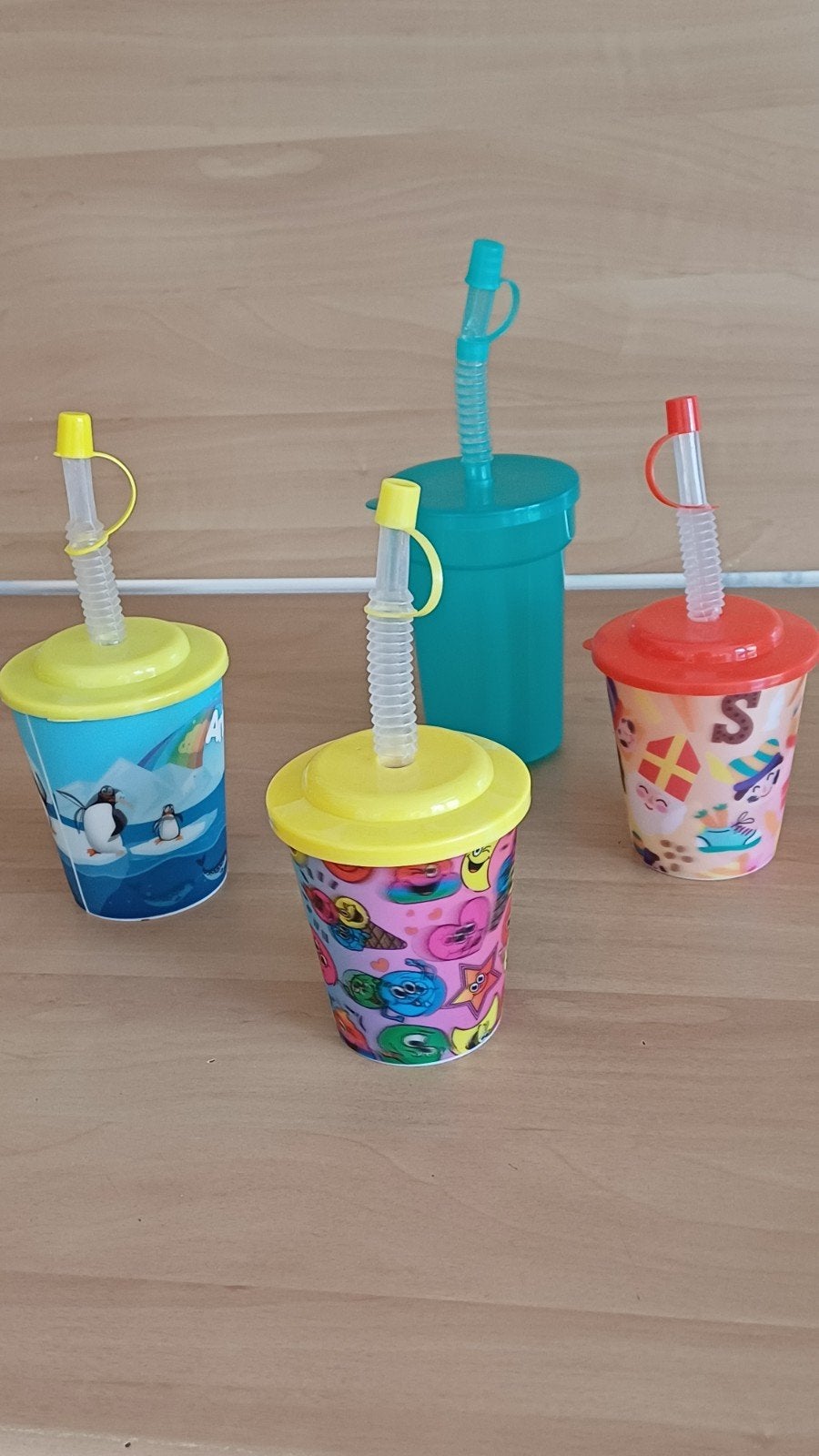 Diverse kinderbekers en drinkflessen, Ophalen