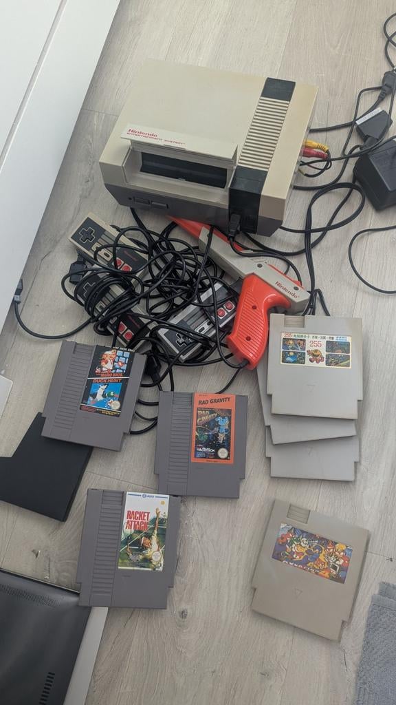 Nintendo 8 bit met 3 controllers en een pistool en 7 spellen, Spelcomputers en Games, Ophalen of Verzenden, Gebruikt, Met 2 controllers