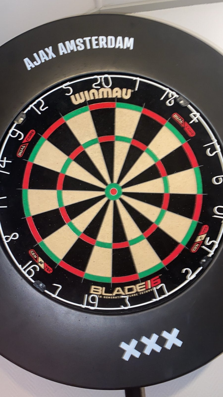 Ajax Amsterdam Dartbord met standaard - Winmau Blade 6, Ophalen, Zo goed als nieuw, Dartbord