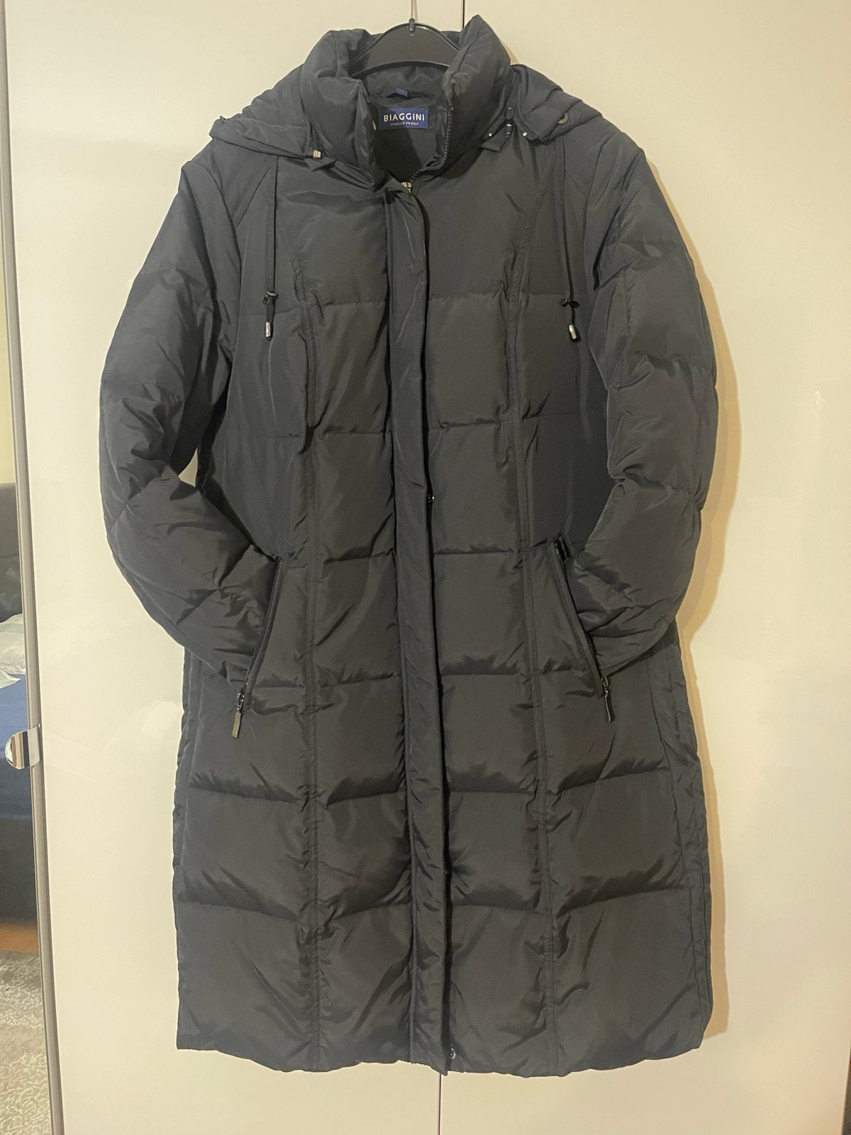 Lange zwarte winterjas van Biaggini, maat 42, Ophalen of Verzenden, Nieuw, Maat 42/44 (L), Zwart