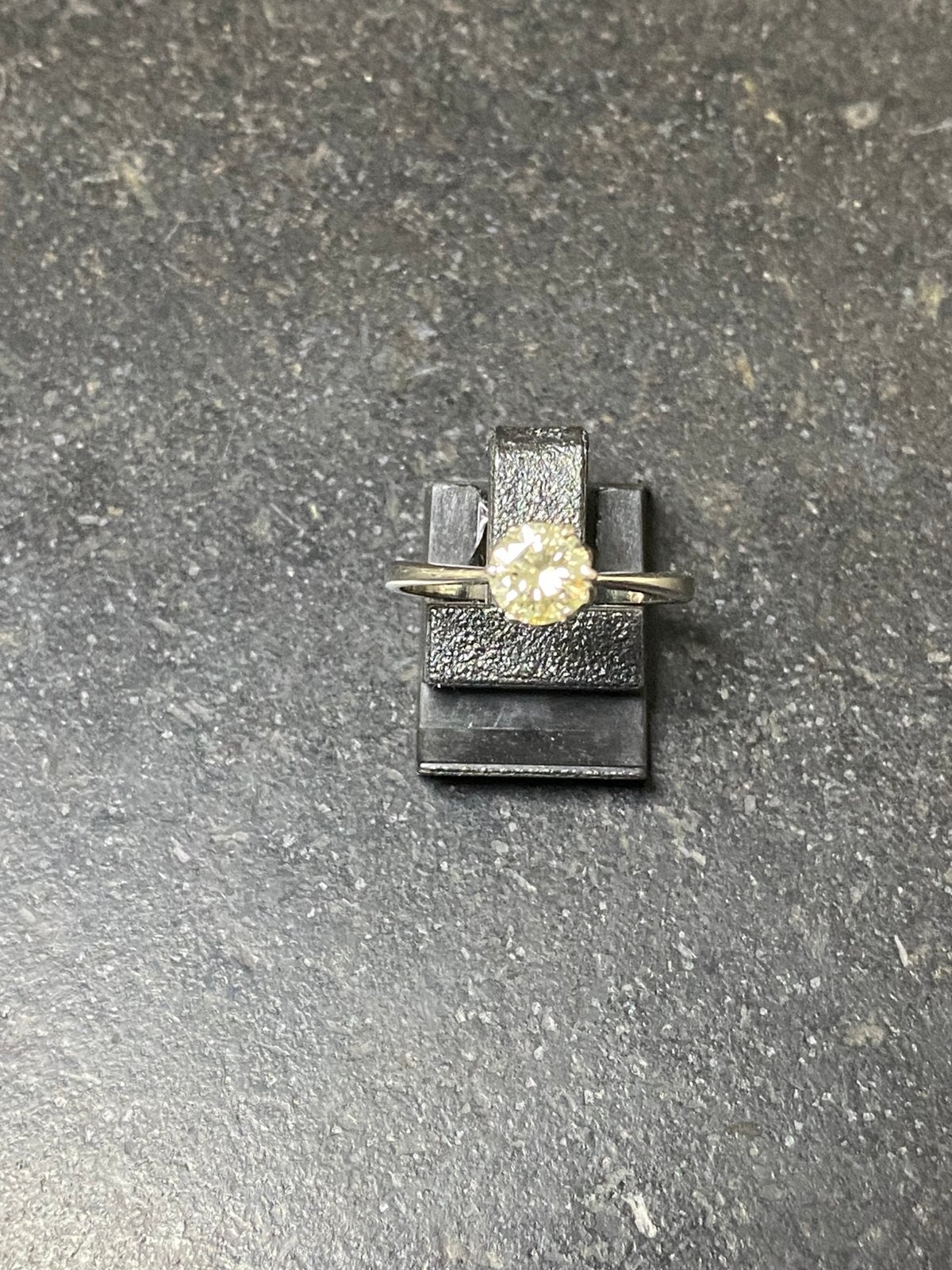 Witgouden solitaire ring, Wit, Ophalen of Verzenden, Zo goed als nieuw, 17 tot 18