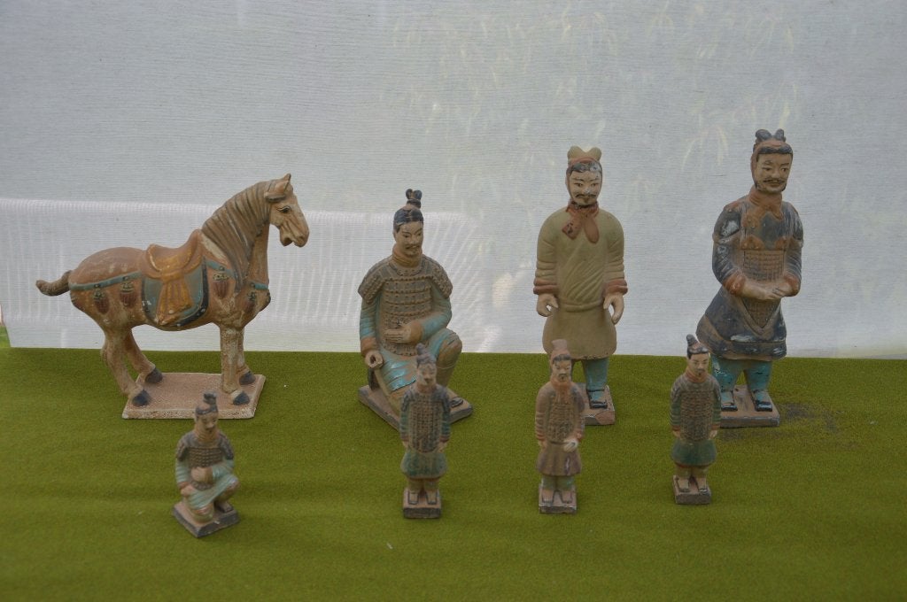 Antieke terracotta leger uit China 8 delig paard met figuren, Antiek en Kunst, Groep mensen, Ophalen of Verzenden, 20 - 50 cm