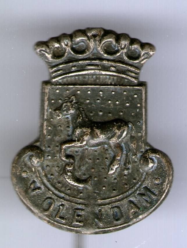 Volendam zilverkleurig wapen speldje ( U_137), Verzamelen, Speldjes, Pins en Buttons, Verzenden, Zo goed als nieuw, Stad of Land