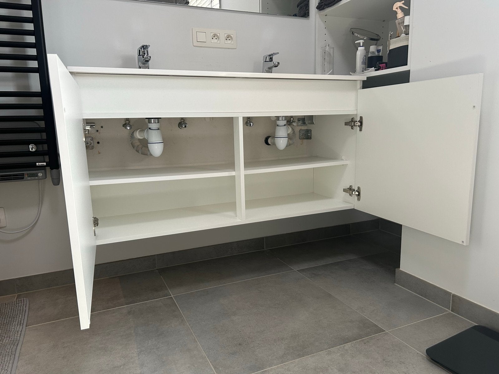 Wastafelmeubel met dubbele wasbak en opbergruimte, Huis en Inrichting, Badkamer | Badkamermeubels, Ophalen, 100 tot 150 cm, Zo goed als nieuw