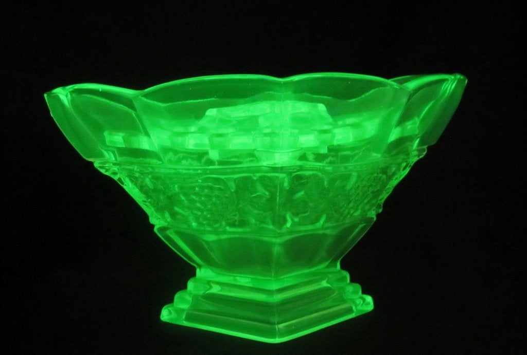 Art deco 'Victoria' vaas, uranium, vaseline glas Bernsdorf, Verzenden