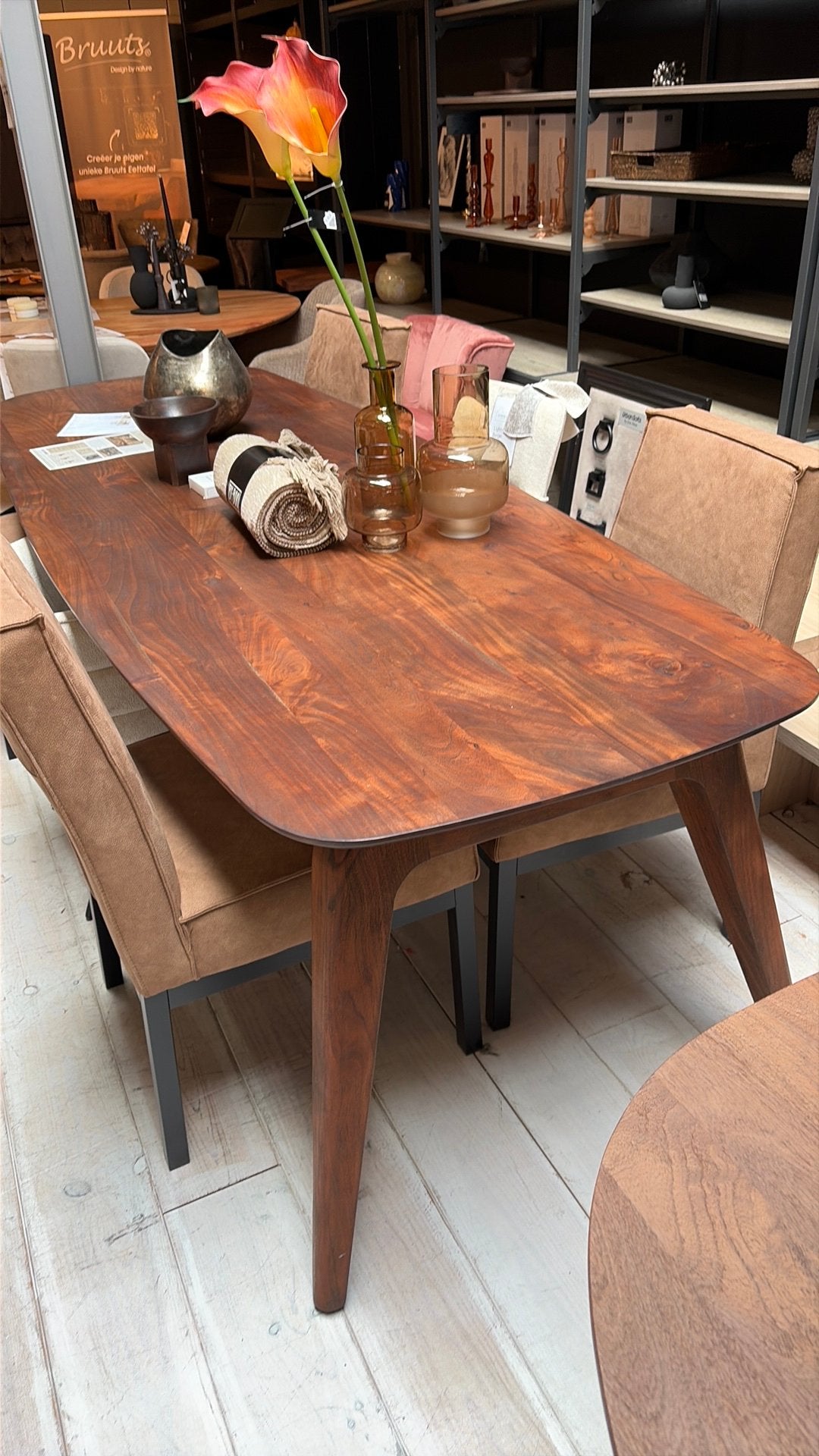 Massieve Acaciahouten Eettafels – Meerdere  Vormen! €795,-