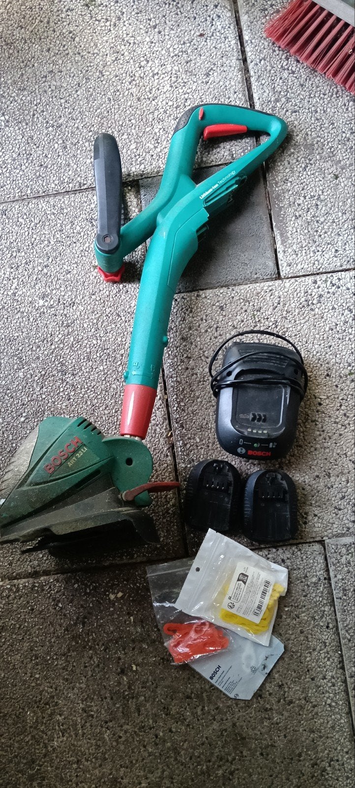 Bosch Grastrimmer/Kantmaaier met twee accu's en Lader, Gebruikt, Accu, Ophalen of Verzenden, 30 tot 50 cm