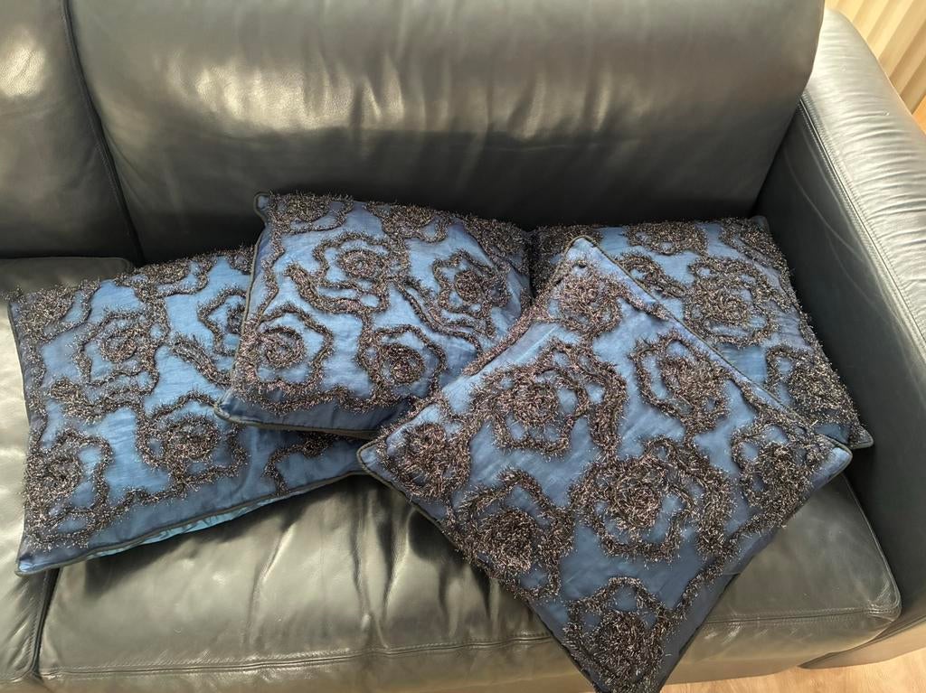 4x Donkerblauwe Bijenkorf Sierkussens met Veren Vulling, Ophalen of Verzenden, Gebruikt, Blauw, Vierkant