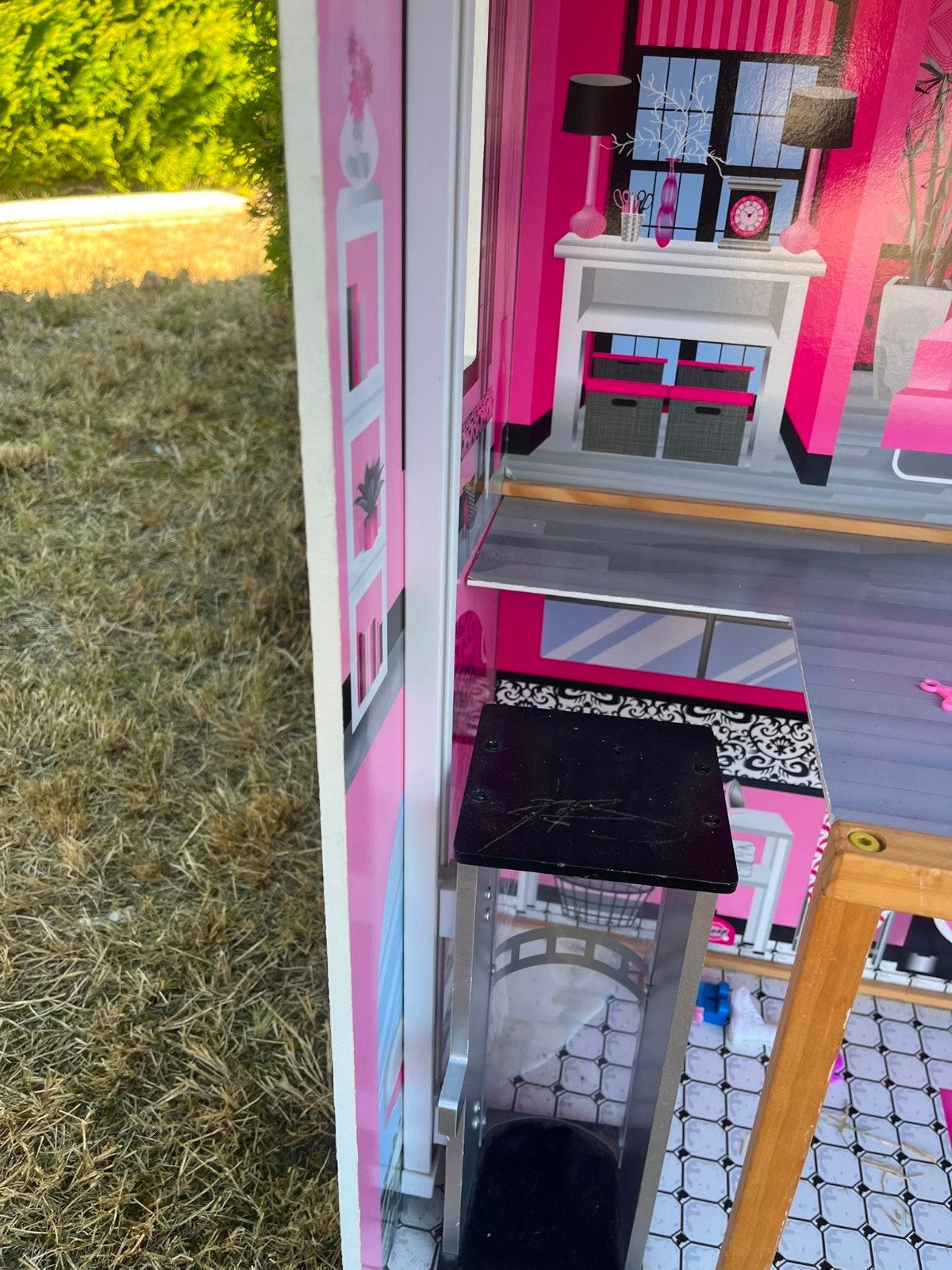 Groot roze poppenhuis met zwembad en meubels, Kinderen en Baby's, Speelgoed | Poppenhuizen, Ophalen, Gebruikt, Poppenhuis